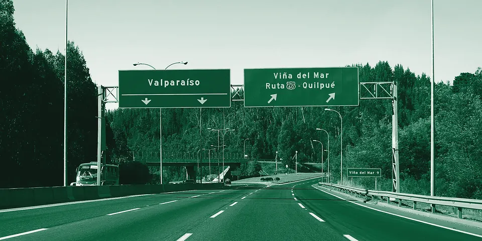 La Ruta 68 con los letreros a Valparaíso, de frente, y a Viña del Mar y Quilpué por la Ruta 60, a la derecha